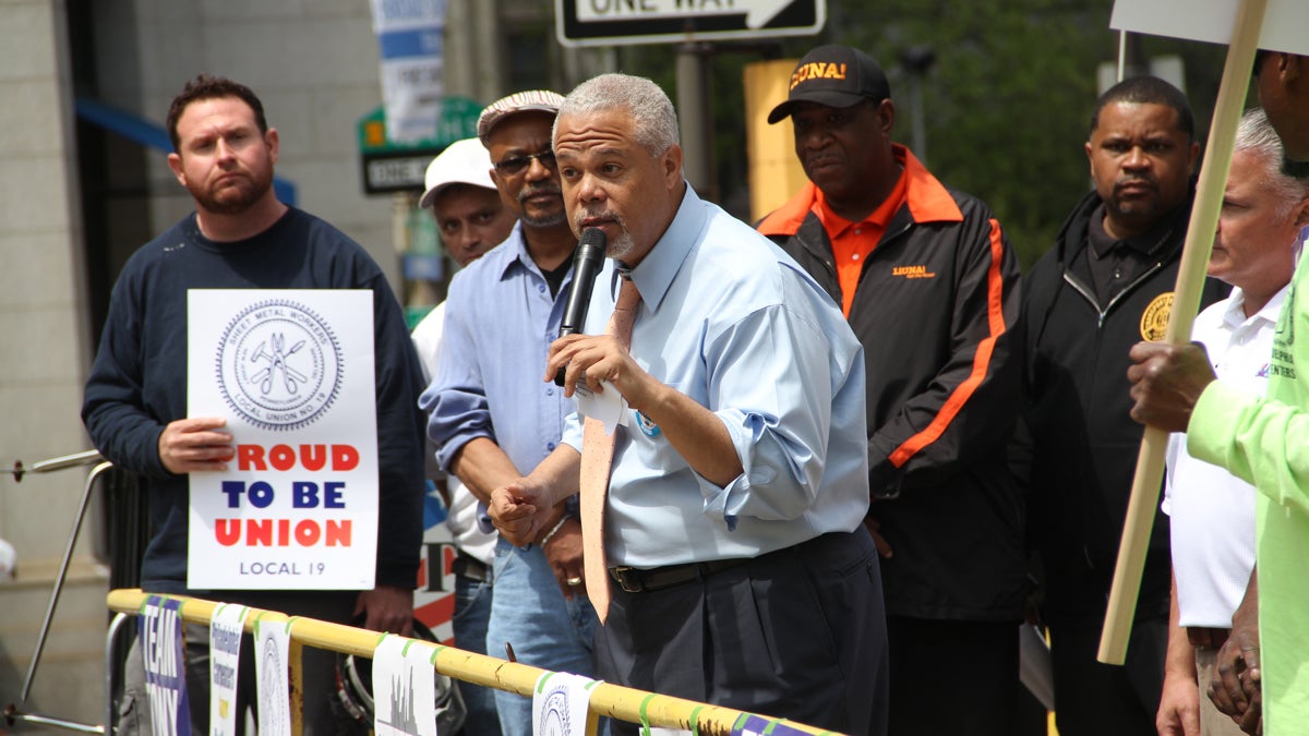  Mayoral candidate Anthony Hardy Williams engages the crowd at a Thursday afternoon labor rally in Love Park. (Emma Lee/WHYY) 