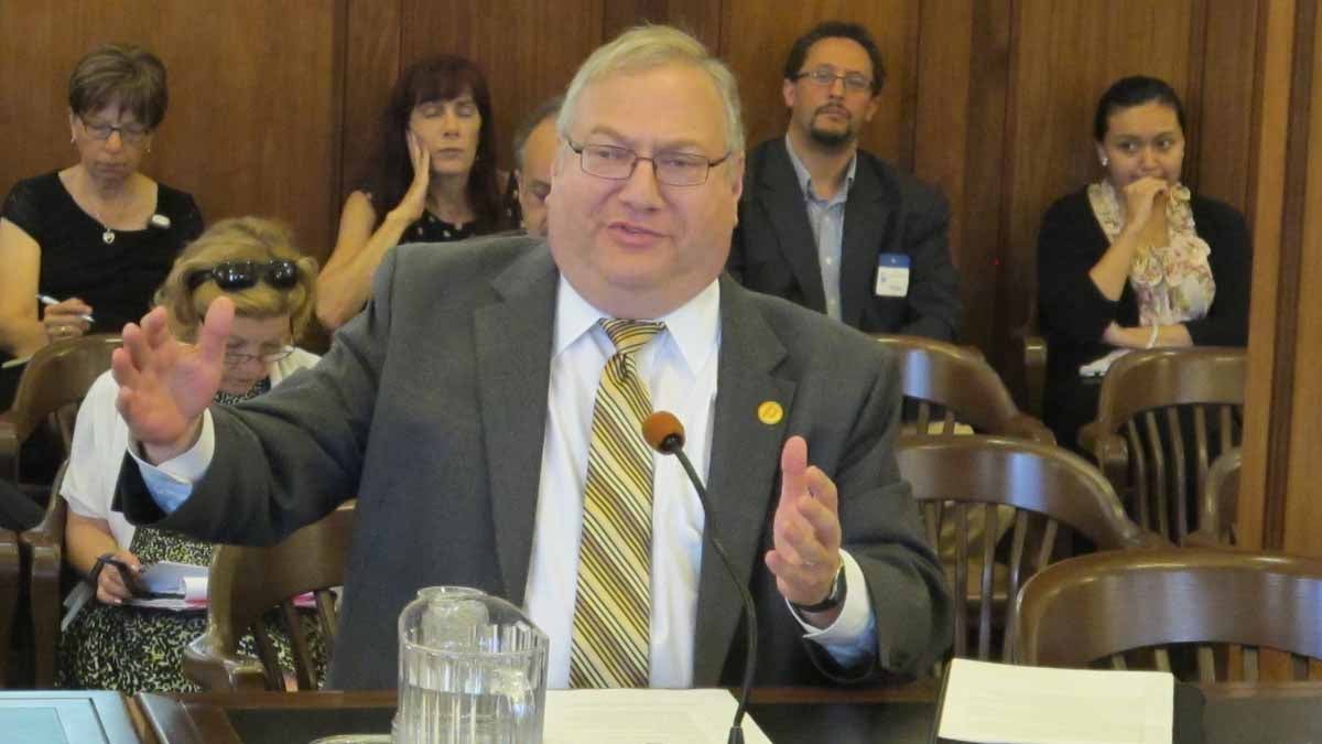  Steven Rose, the chairman of the New Jersey Presidents’ Council, makes his suggestions to the members of the College Affordability Study Commission at a Statehouse hearing.  (Phil Gregory/WHYY) 