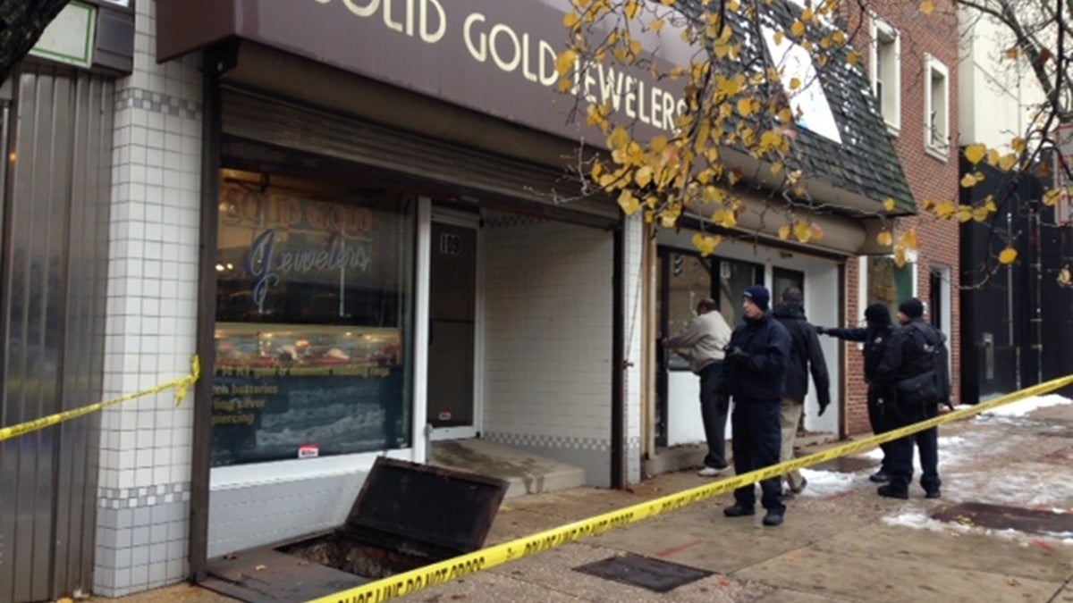  Police investigate break-in at Solid Gold Jewelers in downtown Wilmington. (John Jankowski/for NewsWorks) 