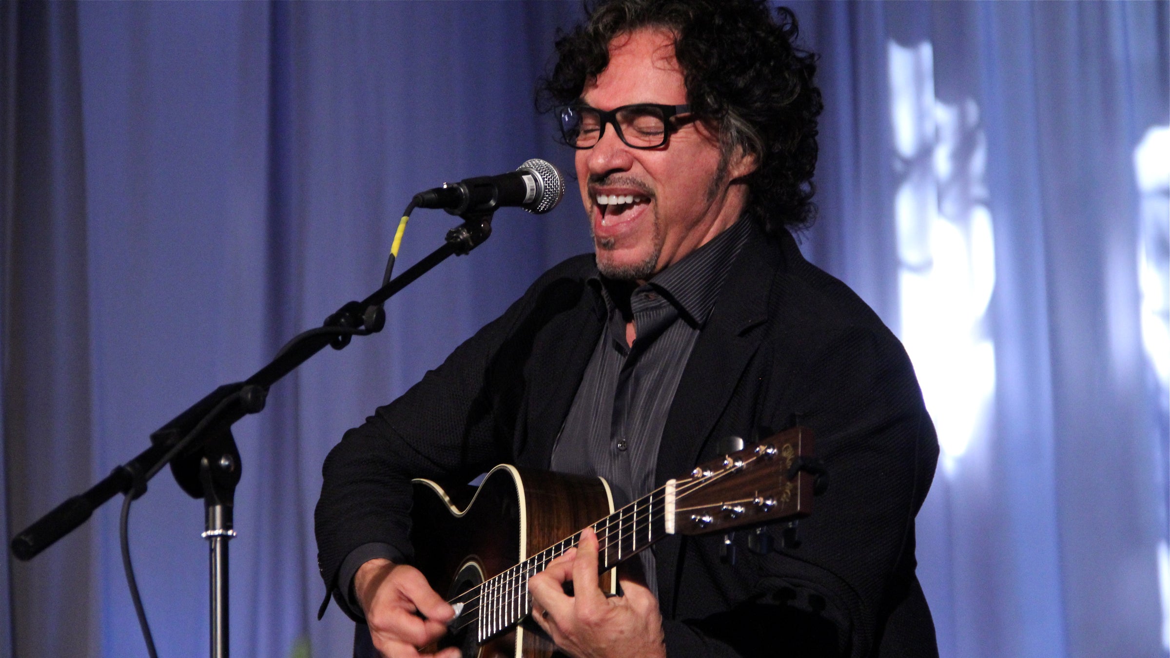  John Oates, musician and songwriter of the Hall and Oates duo, performs at Temple University's Mitten Hall after being inducted into the school's Hall of Fame. (Emma Lee/WHYY) 