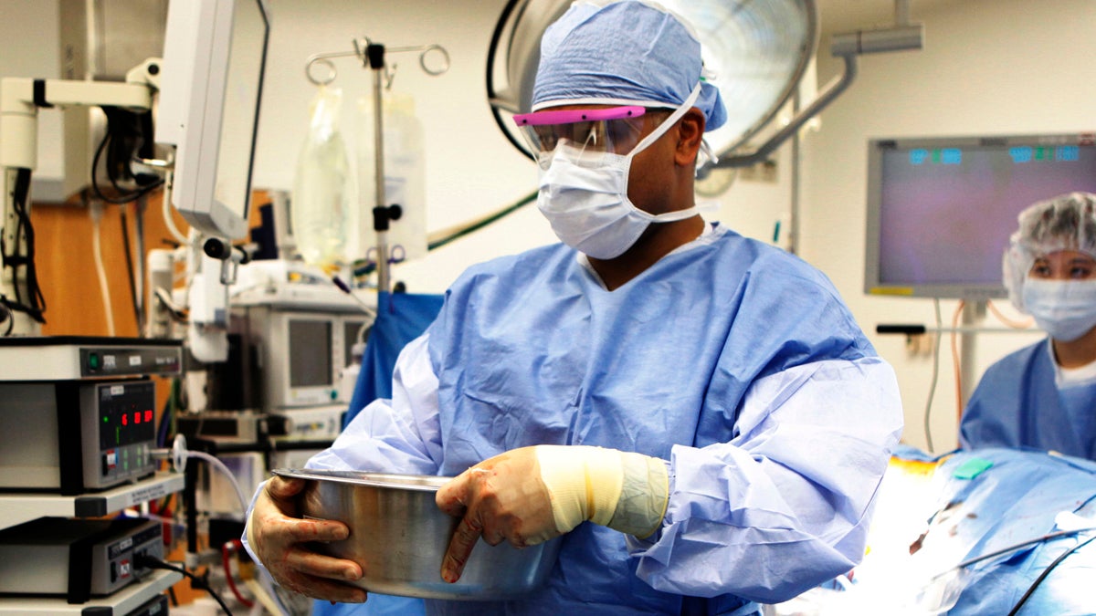  A surgeon carries a harvested kidney. (AP File Photo) 