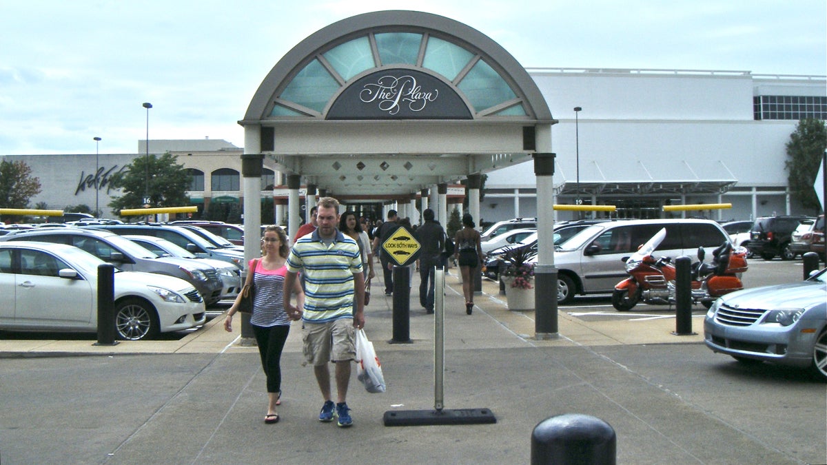 The walkway from The Court to the Plaza at the King of Prussia Mall. (Wikimedia Commons)