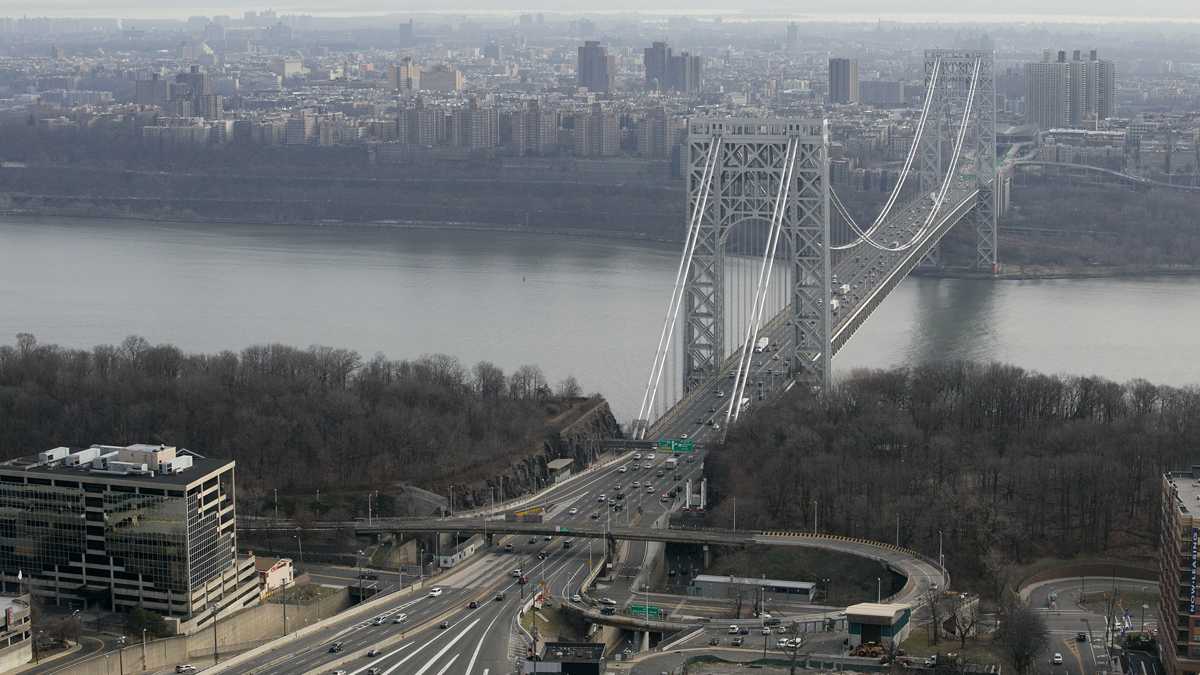  The George Washington Bridge in this aerial photo of Sunday, Dec. 1, 2013 above Fort Lee, N.J. (AP Photo/Mark Lennihan) 