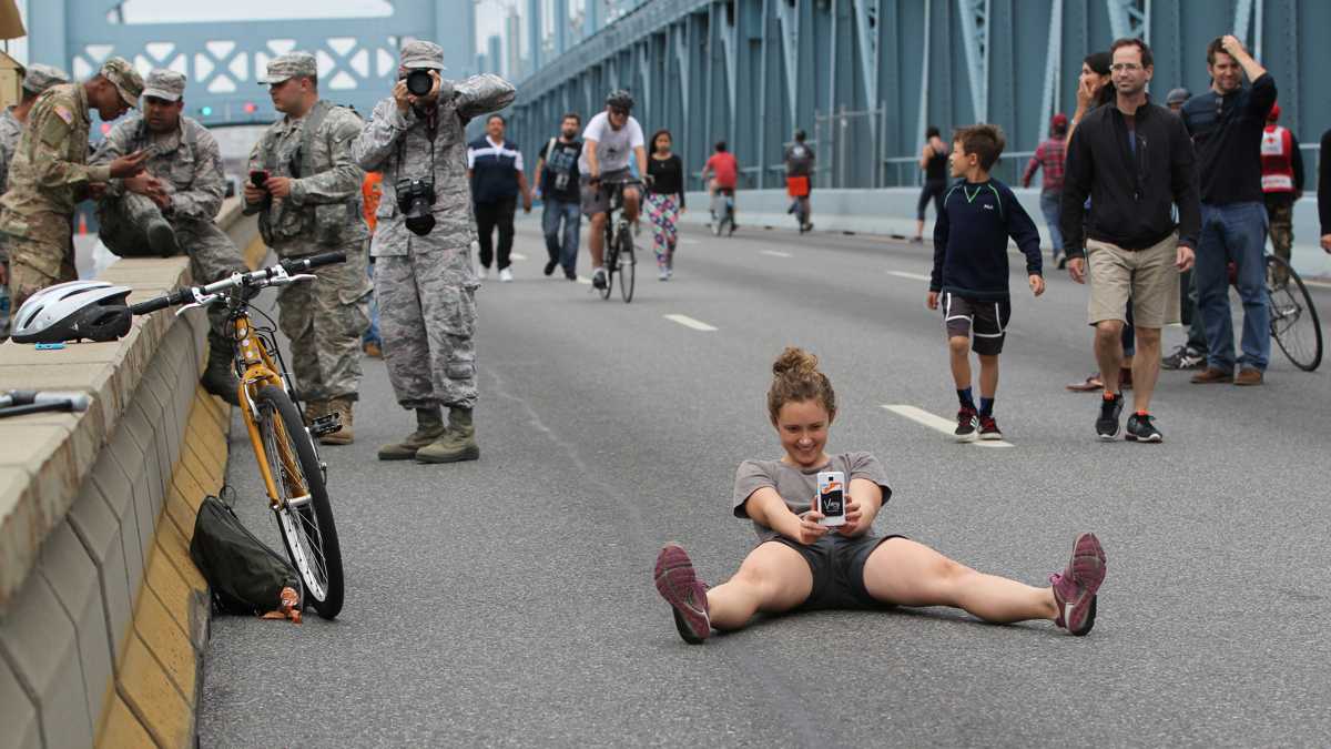 People play on the Ben Franklin Bridge during the Pope's visit to Philadelphia in September 2015. (Emma Lee/WHYY)