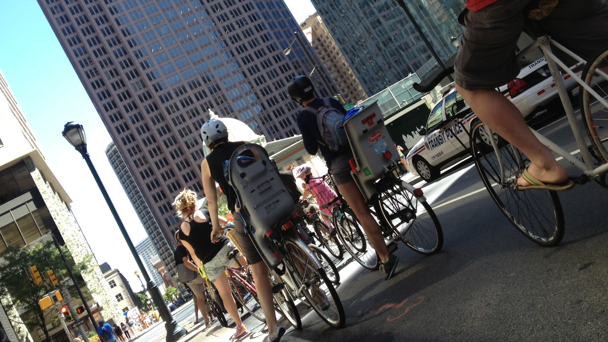 People bike together through Philadelphia. (Dena Driscoll/for NewsWorks)