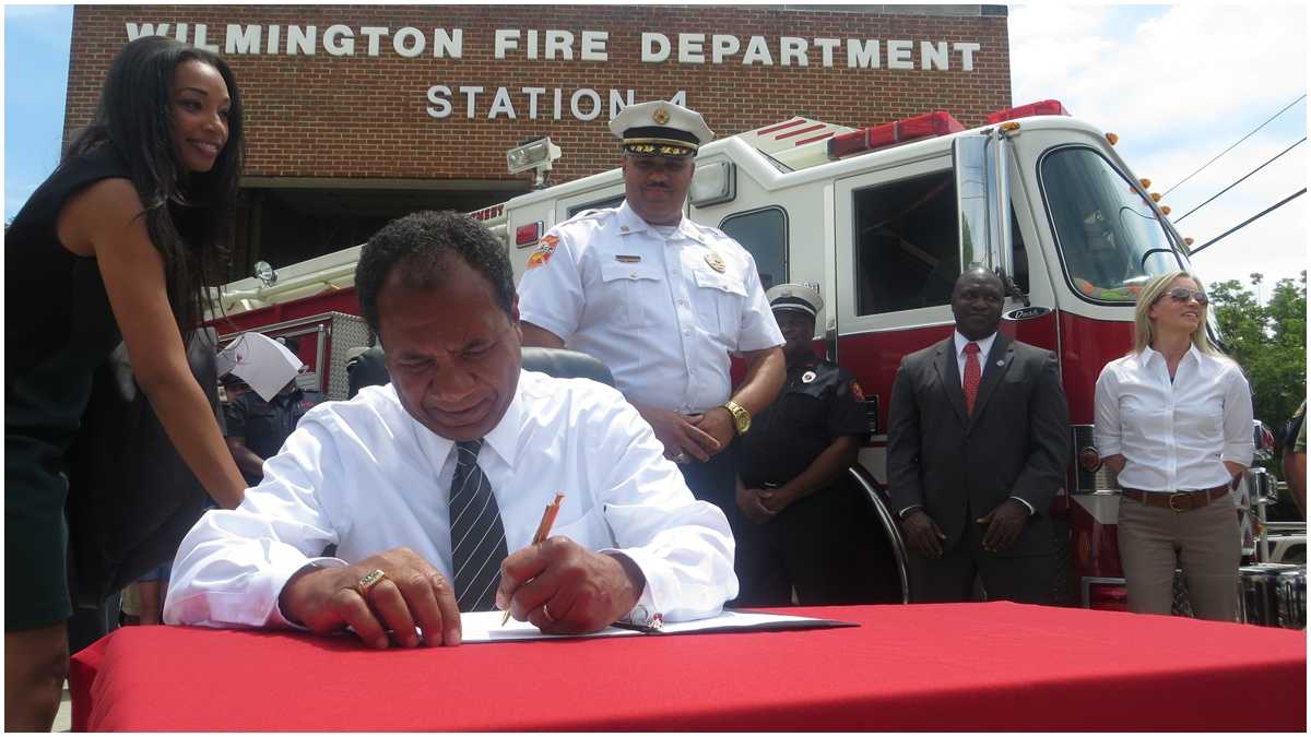  Wilmington Mayor Dennis Williams signs his veto of fire Dept. cuts.(Nichelle Polston/WHYY) 