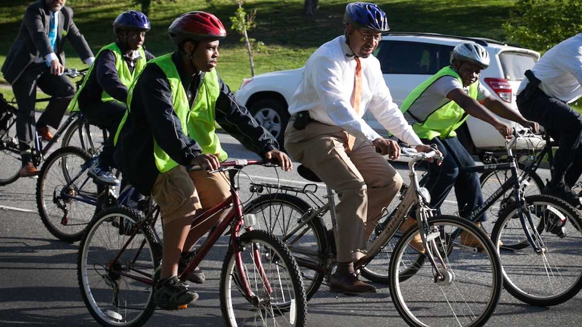 Mayor Michael Nutter biking with Meade Elementary students on Bike to Work Day. (Courtesy of Bicycle Coalition of Greater Philadelphia)