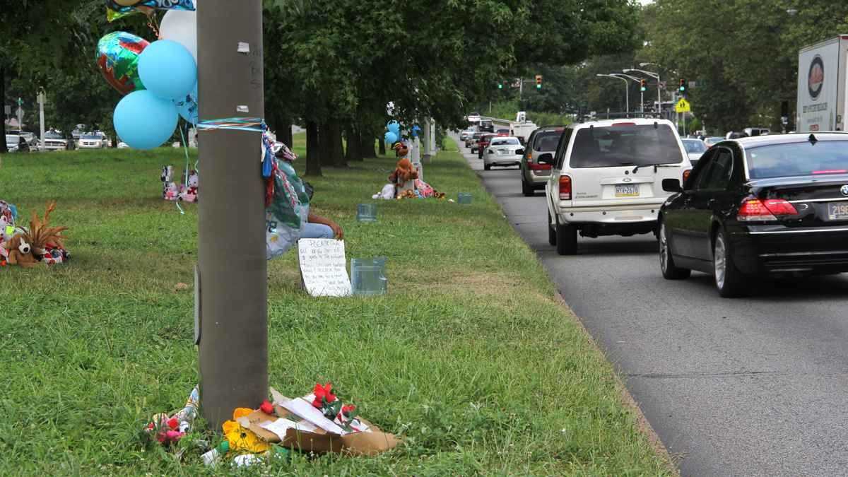  Memorials mark the area of Roosevelt Boulevard near 2nd Street where Samara Banks and three children were killed as they attempted to cross Roosevelt Blvd., a 12-lane roadway. (Emma Lee/WHYY, file)  