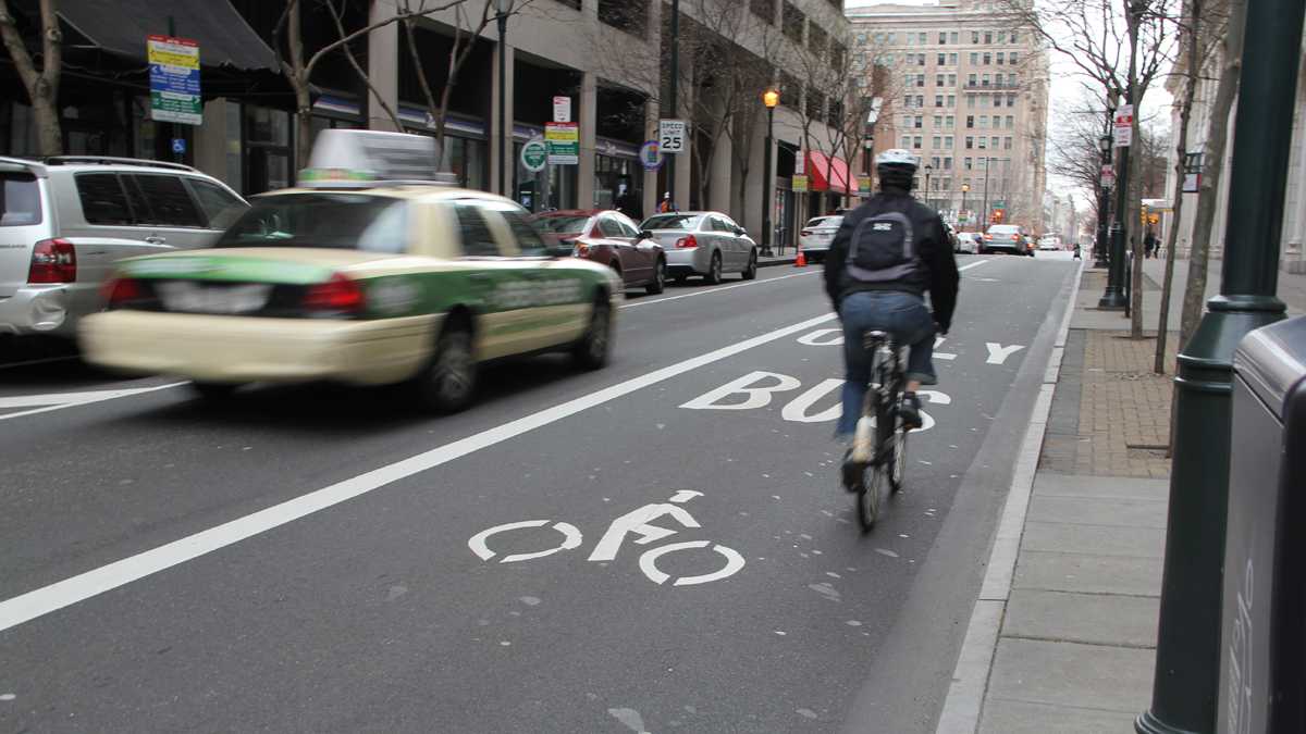  A shared lane for bus and bike is shown on Chestnut Street. (Emma Lee/WHYY) 