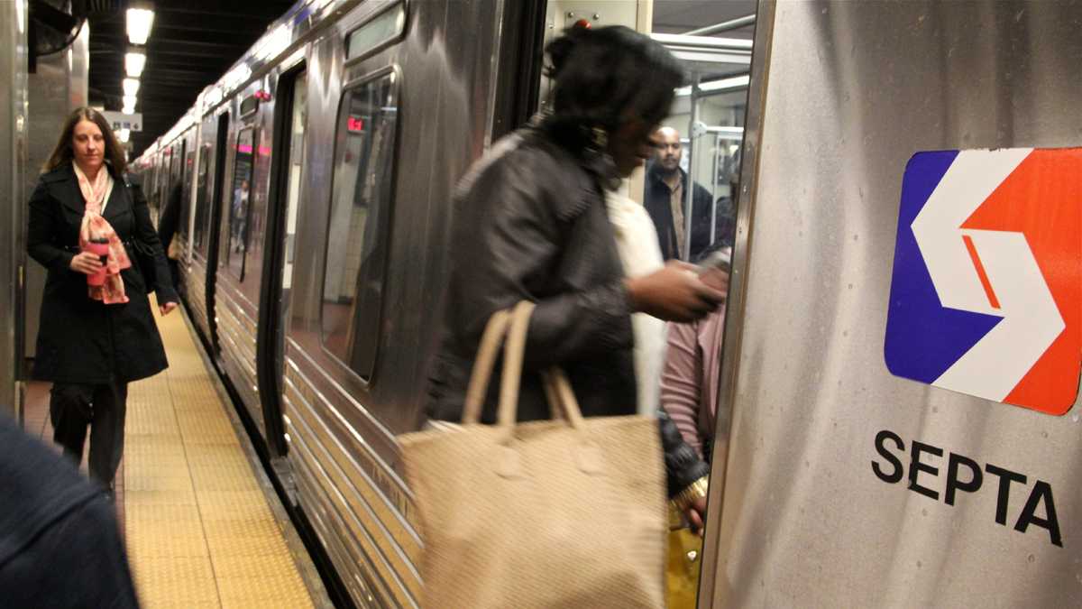  Passengers board the subway at 30th Street. (Emma Lee/for NewsWorks) 