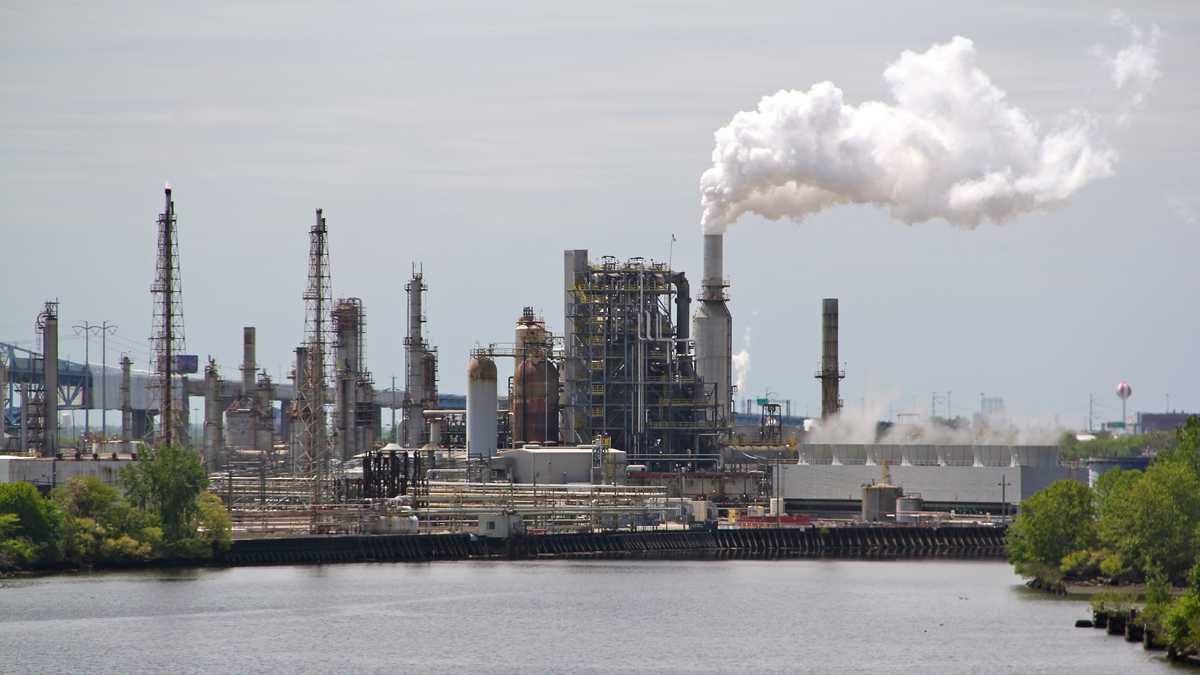  The Sunoco refinery in South Philadelphia sits on the bank of the Schuylkill River. (Emma Lee/for NewsWorks) 