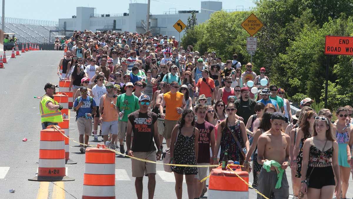  Festival goers arrive on Day 2 of the 2014 Firefly Music Festival at The Woodlands in Dover, Del. (Photo by Owen Sweeney/Invision/AP) 