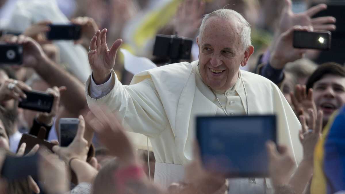  Pope Francis waves to the crowd as he arrives to celebrate a mass in Asuncion, Paraguay, Sunday, July 12, 2015. (AP Photo/Natacha Pisarenko) 