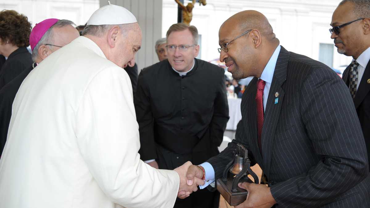  Pope Francis shakes hands with Mayor Michael Nutter at the Vatican last year. The visit was one of several efforts to help convince the pontiff to visit Philadelphia. (AP file photo) 
