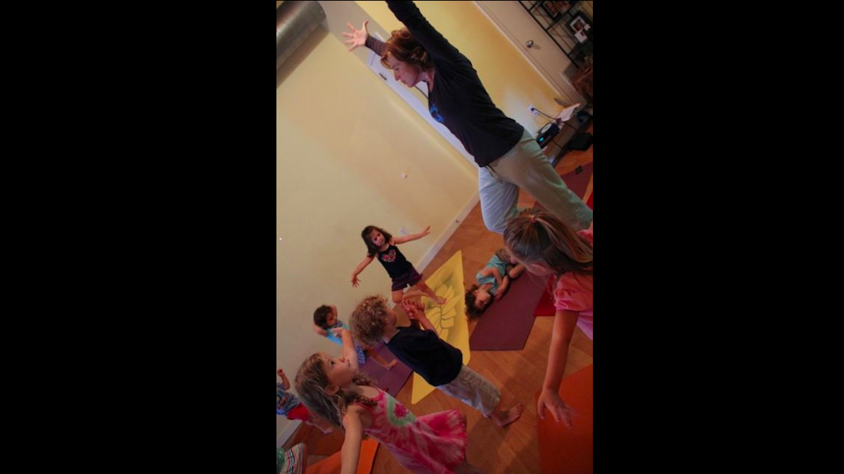  Check out a family yoga class this weekend. (Michelle Zei/for NewsWorks) 