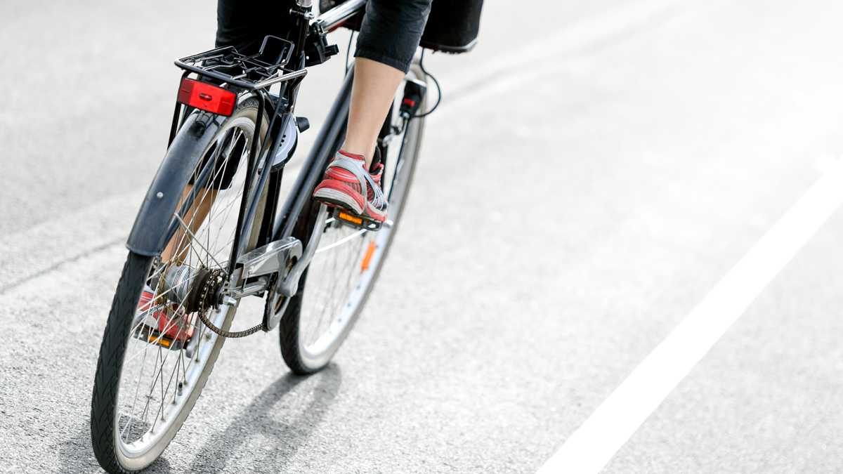 (<a href='https://www.shutterstock.com/search/cycling+in+traffic'>Shutterstock.com</a>)