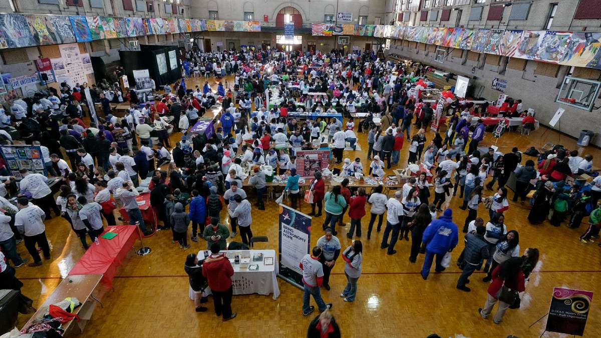 Five thousand volunteers gather at Girard College to participate in this year's Martin Luther King Day of Service event. (Bastiaan Slabbers/for NewsWorks)