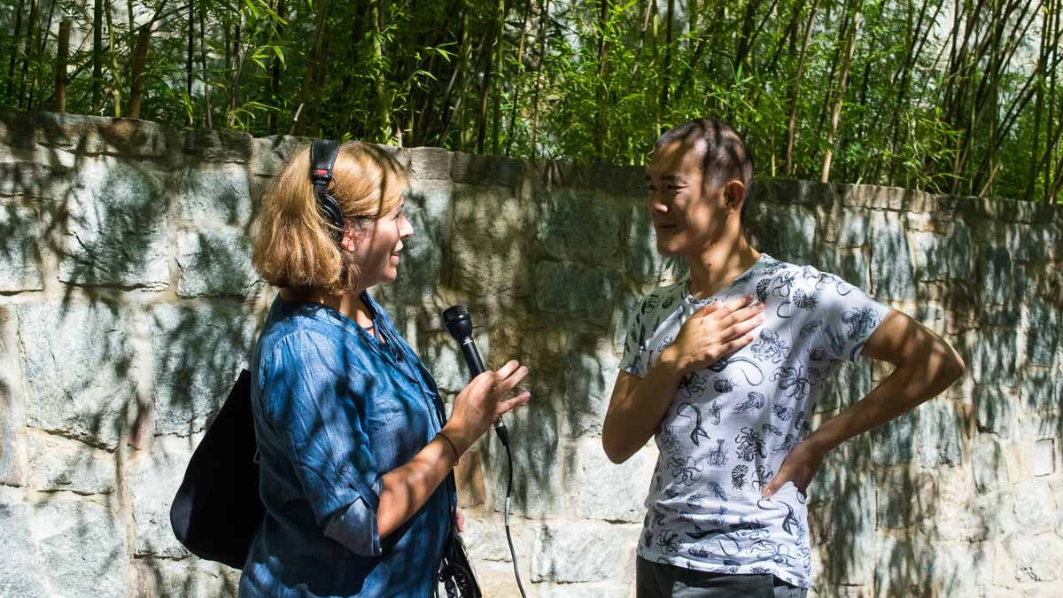 Maiken Scott interviews science writer Ed Yong at the Smithsonian's National Zoo. (Paige Pfleger/WHYY)