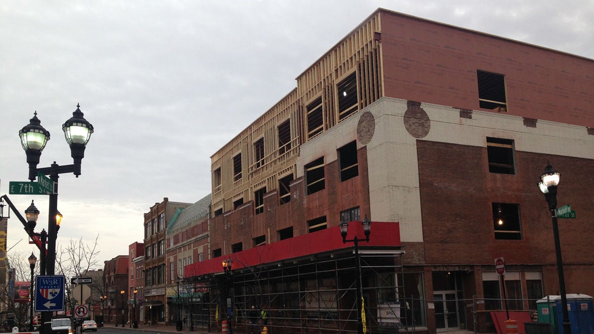  Work is progressing on this residential/retail building on Market St. in Wilmington. (Mark Eichmann/WHYY) 
