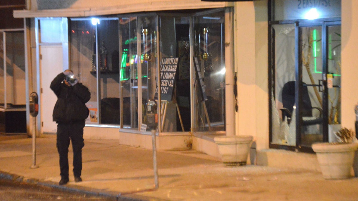 Police investigate a fatal shooting on E. 7th St. in downtown Wilmington early Tuesday morning. (John Jankowski/for NewsWorks)