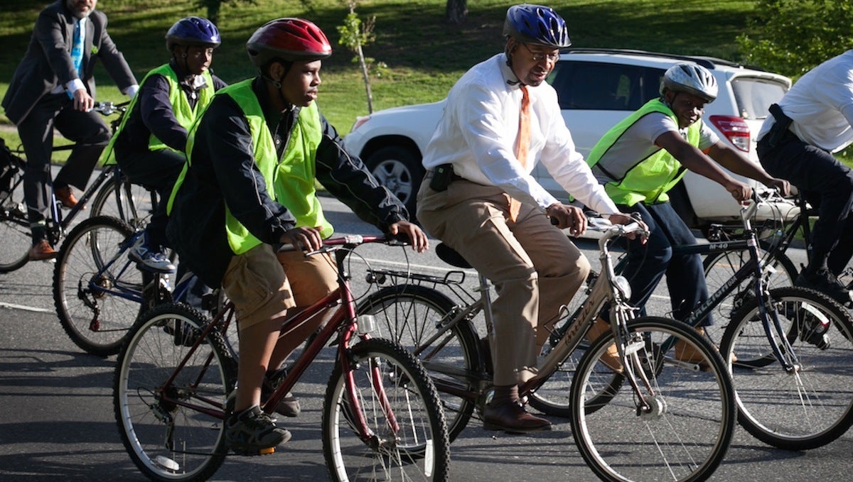 Mayor Michael Nutter biking with Meade Elementary students on Bike to Work Day. (Courtesy of Bicycle Coalition of Greater Philadelphia)