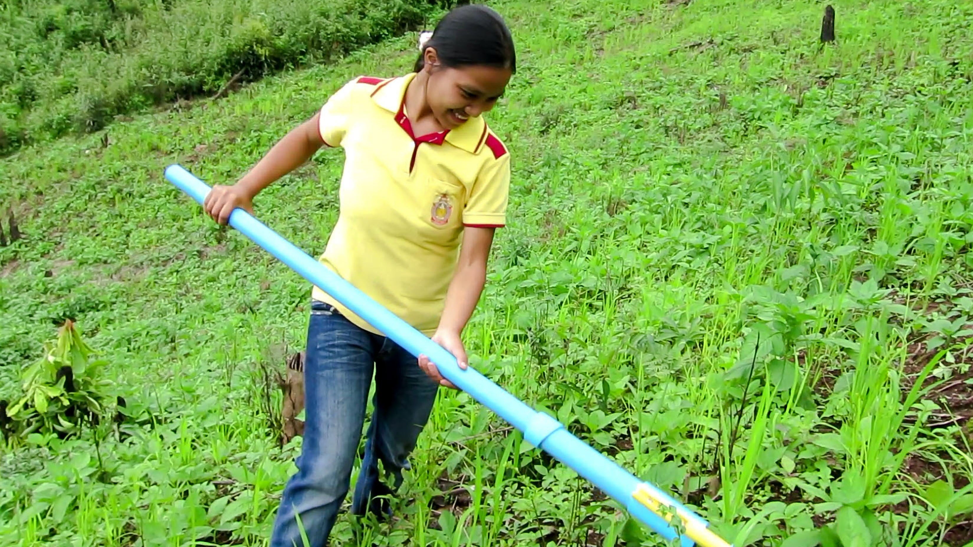  Sawika ìDenî Jaiping, a subsistence farmer in Bo Kluea, Thailand, tries the weeder co-developed by a Drexel University professor. (Photo courtesy of Alexander Moseson) 