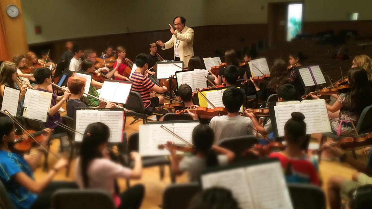  Simeone Tartaliogne, music director for the Delaware Youth Symphony Orchestra, teaches children at the Music School of Delaware. (Zoe Read/WHYY)  