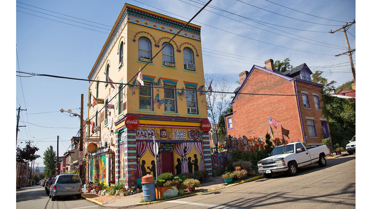  Trivia: Sometimes there’s one house on the block that just screams out for attention.  Can you identify this city and landmark? (Lindsay Lazarski/WHYY) 