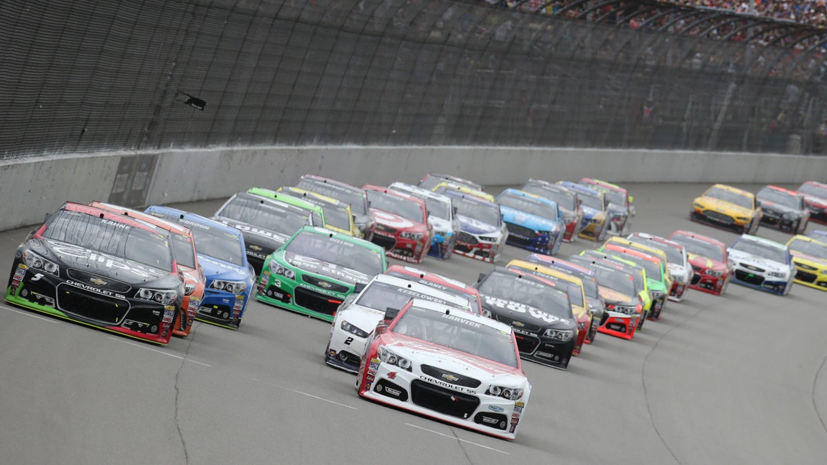  Kasey Kahne, left, and Kevin Harvick lead the field through the first turn during the NASCAR Sprint Cup series auto race at Michigan International Speedway, Sunday, June 14, 2015, in Brooklyn, Mich. (AP Photo/Bob Brodbeck) 