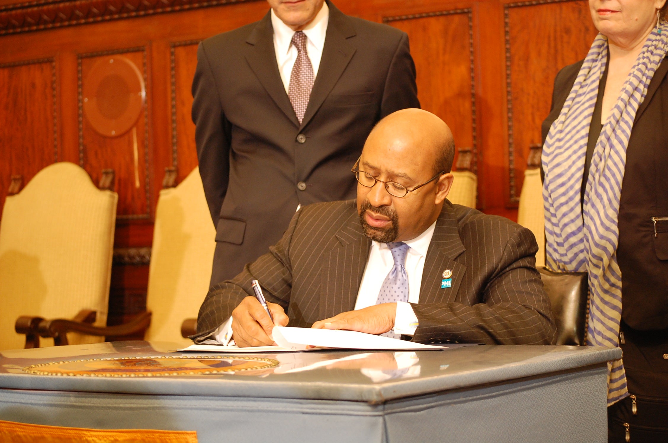  Mayor Michael Nutter signs an executive order to ban smoking in Philadelphia's park system (Tom MacDonald/WHYY) 