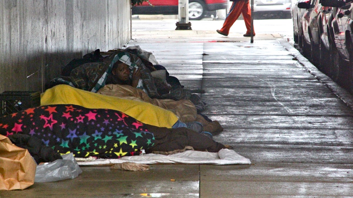 An encampment on 5th Street under the Vine Street Expressway. (Emma Lee/WHYY)