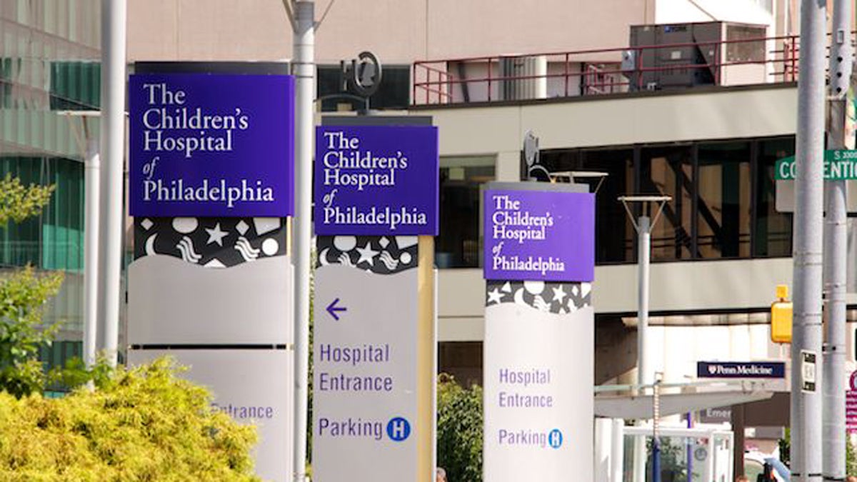  The Children’s Hospital of Philadelphia entrance signs line the street. (Nathaniel Hamilton/for NewsWorks) 