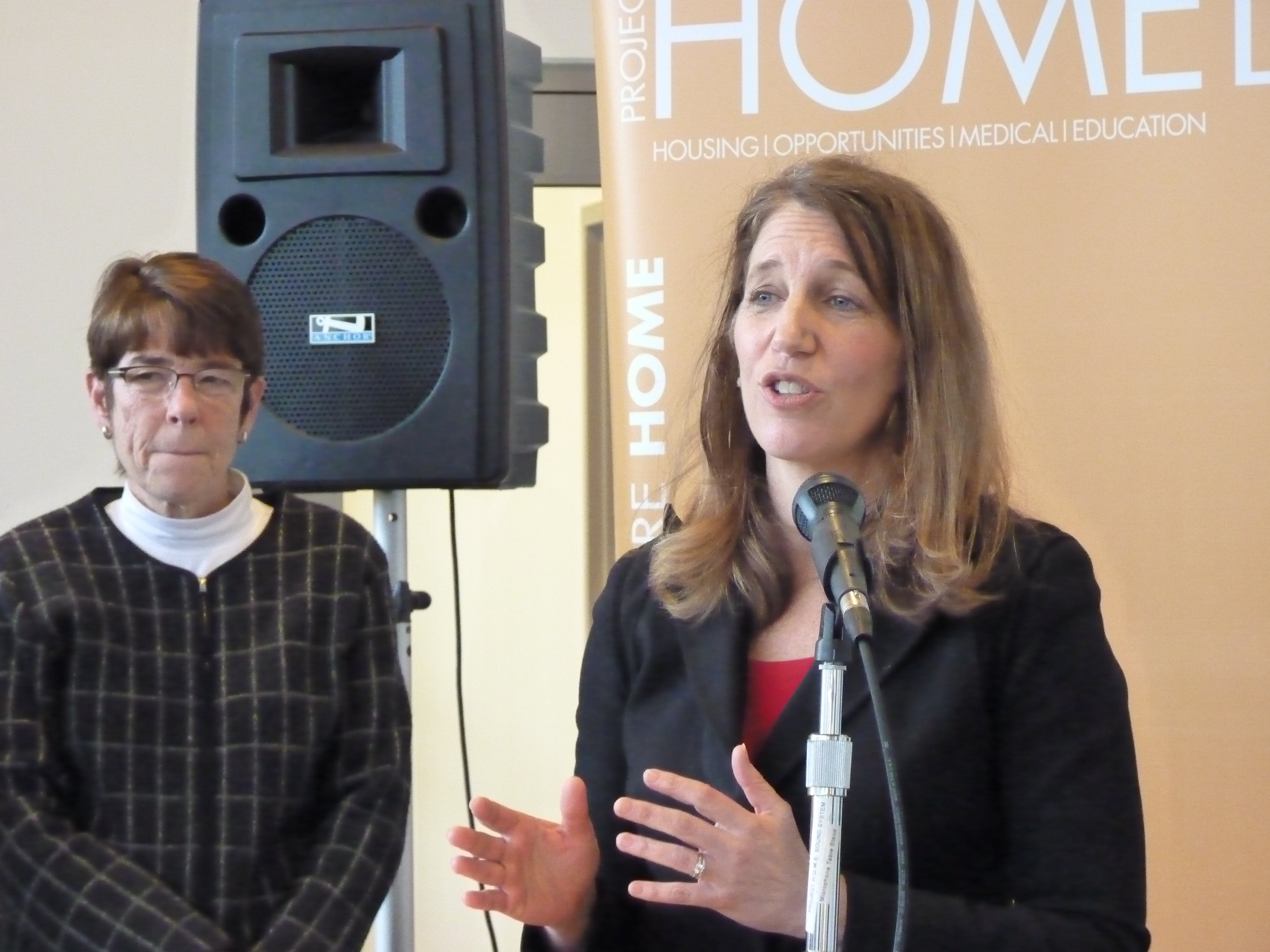  HHS Secretary Sylvia Burwell (right) and Sister Mary Scullion of Project Home 