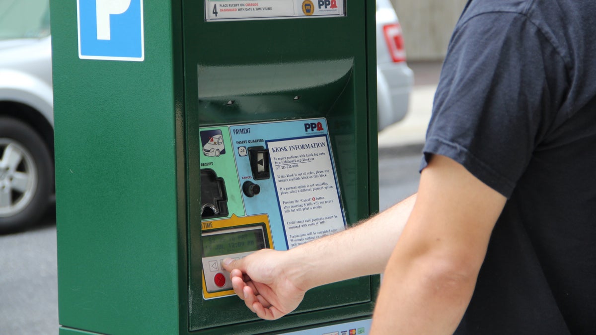  A man buys parking time at a kiosk on Filbert Street. (Emma Lee/for NewsWorks) 