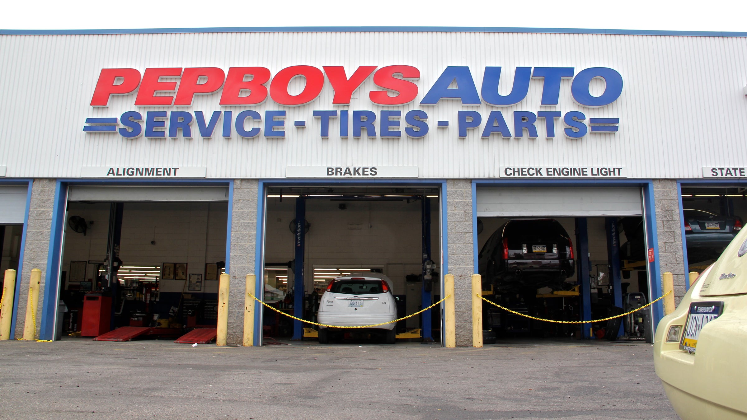  The Pep Boys auto parts and repair shop on North Broad Street in Philadelphia. (Emma Lee/WHYY) 