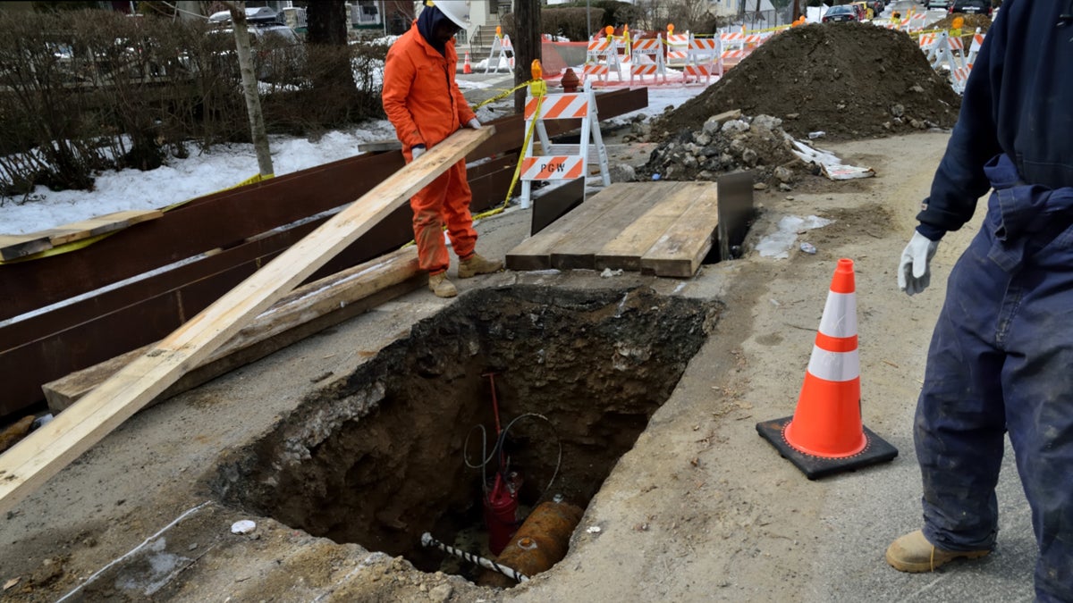  A PGW crew works at the intersection of E Durham St and Boyer St. in Philadelphia. (Bas Slabbers/for NewsWorks) 