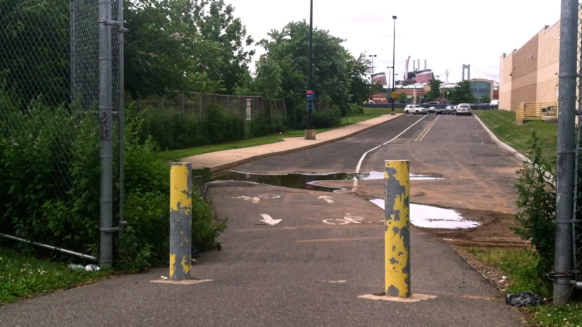  A Philadelphia bike trail ends abruptly at a parking lot near Pier 68.  (Steve Trader/for NewsWorks) 