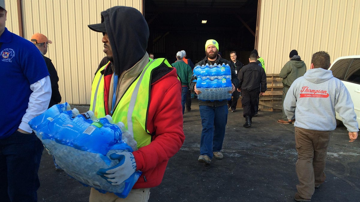 Volunteers load water into plumbers' vans and trucks.
(Tracy Samilton /Michigan Radio)
