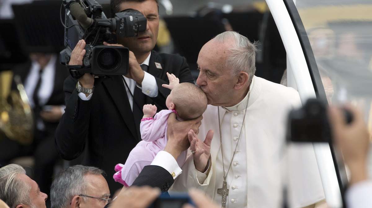  Pope Francis kisses a baby as he arrives to Independence Mall, Saturday, Sept. 26, 2015, before delivering a speech in front of Independence Hall, in Philadelphia. (AP Photo/Alessandra Tarantino) 
