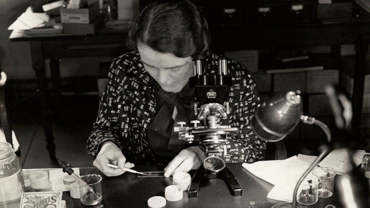  Dr. Ruth Patrick examines diatom slides at the Academy of Natural Sciences in the 1940s. (Courtesy of the Academy of Natural Sciences Archive) 