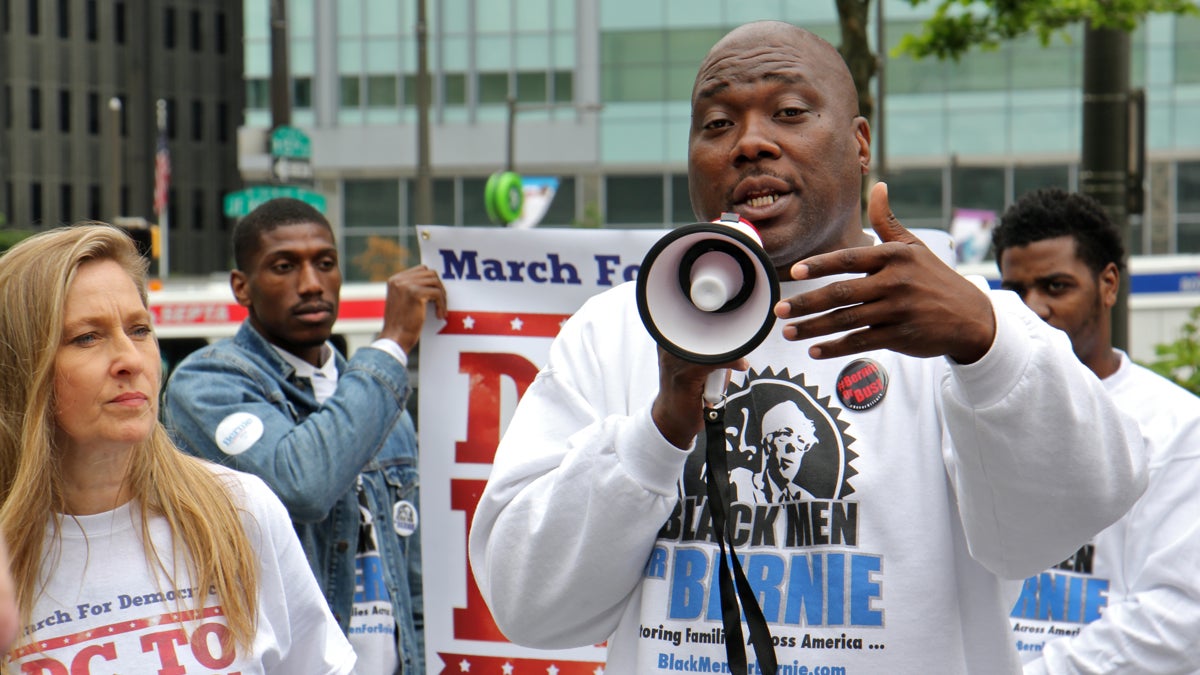 Bruce Carter of Black Men for Bernie speaks at a pro-Sanders rally in Dilworth Park. (Emma Lee/WHYY)