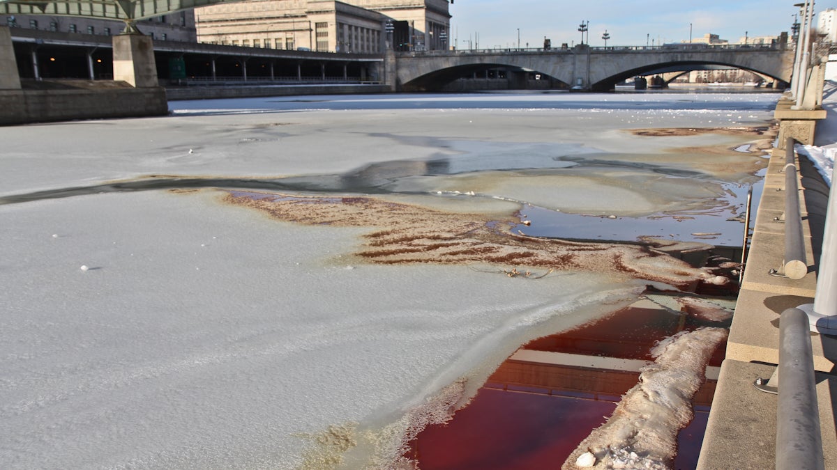 Oil and snow mix on the Schuylkill River Monday. (Kimberly Paynter/WHYY)