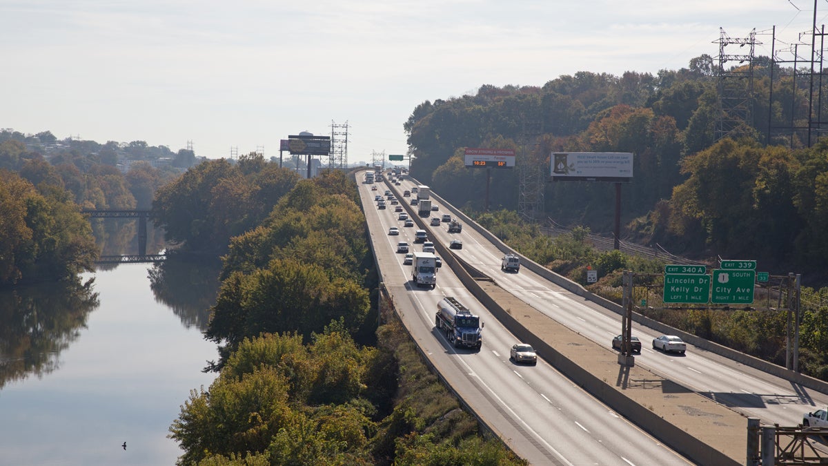 Drivers travel on the Schuylkill Expressway in Philadelphia, Pa. Nearly half of mayors in the 2015 Menino Survey said one of the most challenging issues to their city that should be a state and/or federal matter was infrastructure. (Lindsay Lazarski/WHYY) 