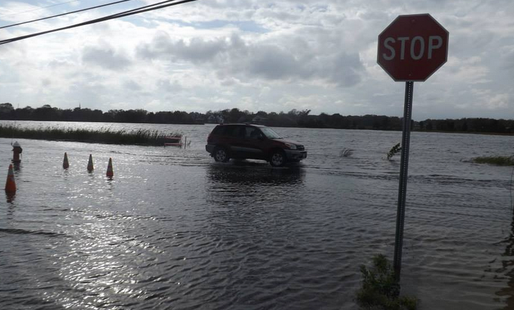  Minor tidal flooding on Lake Avenue in Bay Head Monday afternoon. (Photo: Jerry Meaney/Barnegat Bay Island, NJ via Facebook) 