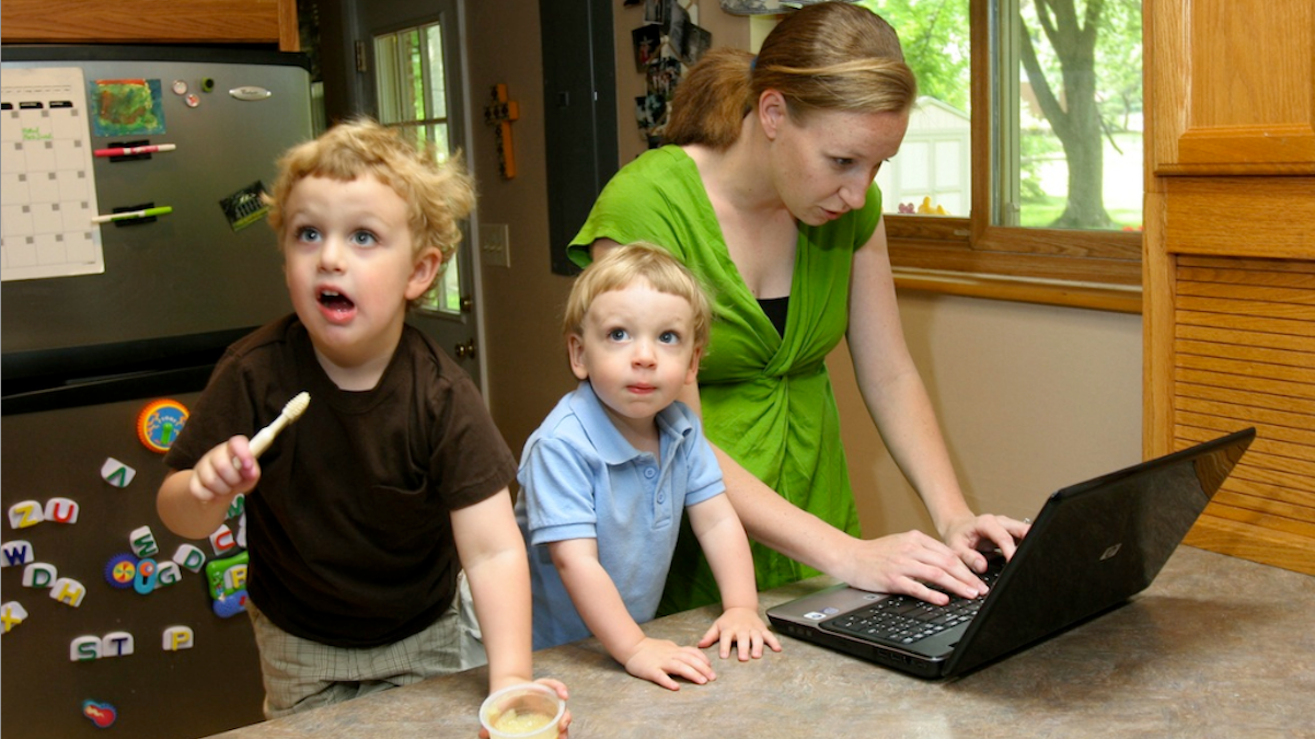  Erin Chase makes some quick notes for her blog before starting to make dinner with her two sons, Ryan, 3, and Charlie, 2, in their Dayton, Ohio home. (AP Photo/Skip Peterson) 