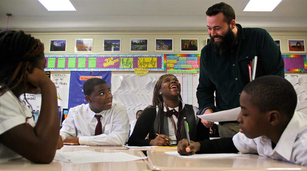 Teacher Andrew Brooking works with students at Blaine Elementary School in Philadelphia. (Emma Lee/WHYY)