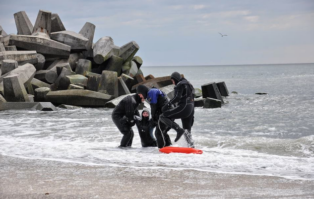  Members of the Point Pleasant First Aid and Emergency Squad Rescue Dive Team help a 