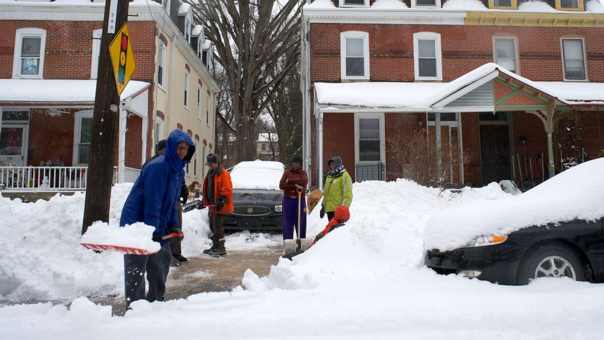  Forecasts to the contrary, this was not the scene in Philadelphia last week. These neighbors helped each other dig out in February 2014. 