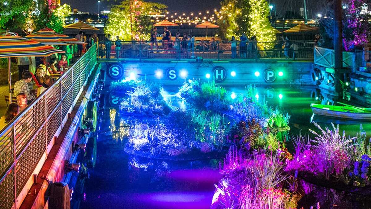 Spruce Street Harbor Park, the summer pop-up park at Penn's Landing, has been extended through September 28. (Photo courtesy of the Delaware River Waterfront Corporation)  