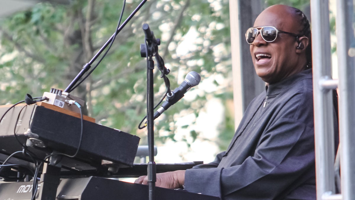 Stevie Wonder perfoms in Philadelphia at Dilworth Park. (Kimberly Paynter/WHYY)